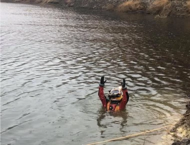 Ραγίζουν καρδιές οι δύτες που εντόπισαν την 6χρονη – «Άναψε ένα κερί, βαστώ το μωρό» (φώτο-βίντεο)